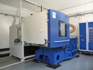 55 KN Schwinganlage mit Gleittisch und Klimakammer (-70°C bis +180°C und 6 K/min)