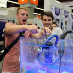 Wassertester auf dem AUCOTEAM-Messestand